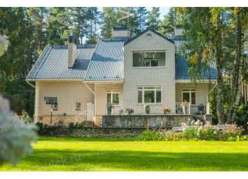 Проект трехэтажного дома из газобетона в европейском стиле с цоколем и мансардой KVR-9