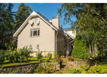 Проект трехэтажного дома из газобетона в европейском стиле с цоколем и мансардой KVR-9