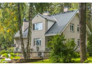 Проект трехэтажного дома из газобетона в европейском стиле с цоколем и мансардой KVR-9