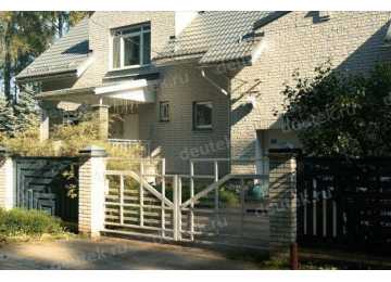 Проект трехэтажного дома из газобетона в европейском стиле с цоколем и мансардой KVR-9