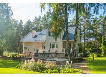 Проект трехэтажного дома из газобетона в европейском стиле с цоколем и мансардой KVR-9